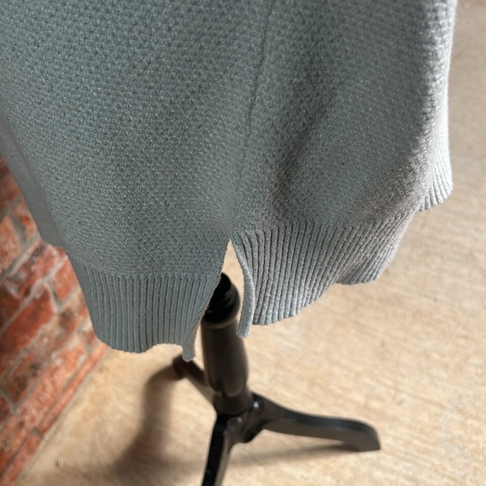 NWOT V-NECK SWEATER ………512 - Picture 4 of 10